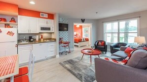 Un appartement moderne comprenant une cuisine, un coin repas et un salon.
