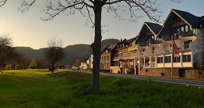 Comfort Breakfast Room with Balcony and Moselle View for 2 in Ediger-Eller (20 m²)