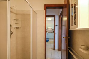 A bathroom with a shower, toilet, and sink. - Vista Mare (Sarnano)