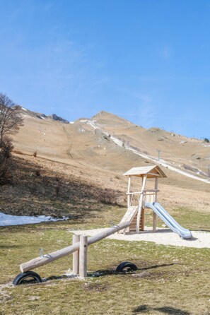 Appart'hôtel, vue colline | Espace pour enfants
