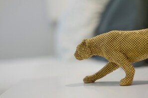 Un objeto pequeño y con textura que se asemeja a un oso.