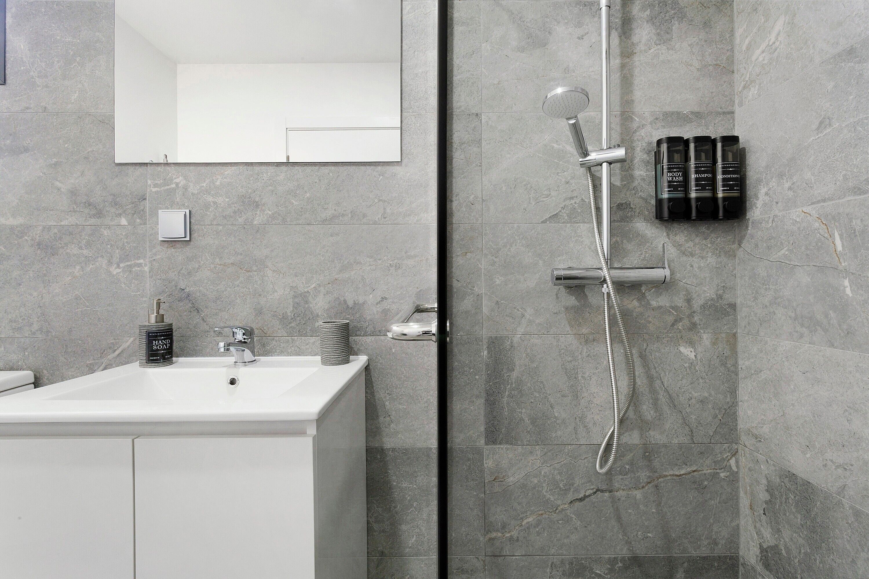 Shower, hair dryer, towels
