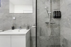 Shower, hair dryer, towels - Casa Pereira 8 Apartment with Wi-Fi (Ponta do Pargo)