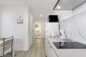 Frigorífico, microondas, placa de cocina y hervidor eléctrico