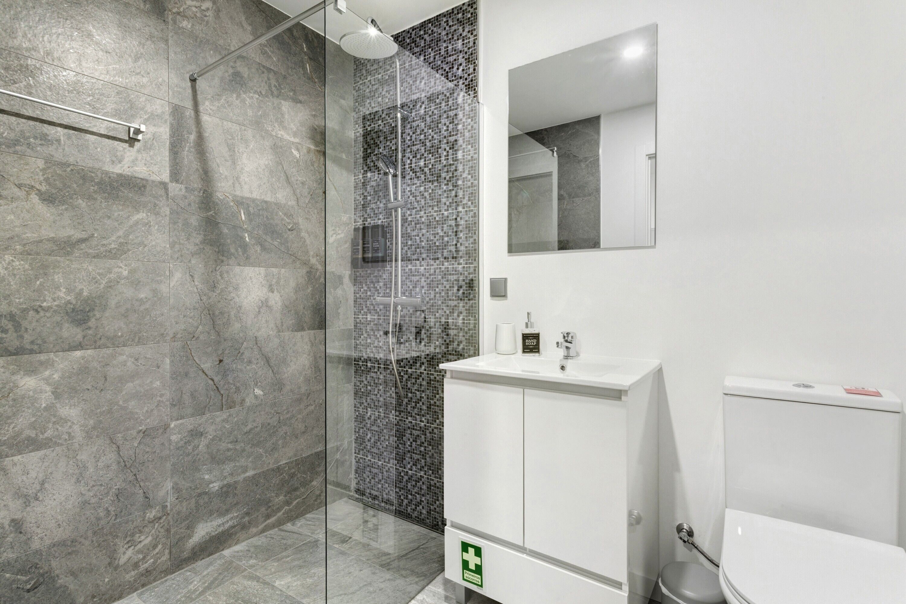 Douche, séchoir à cheveux, serviettes fournies