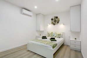 1 dormitorio, tabla de planchar con plancha, wifi y ropa de cama