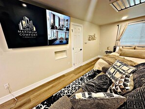 Room - Designer Luxe Studio | King Suite + Work Space (Sacramento)