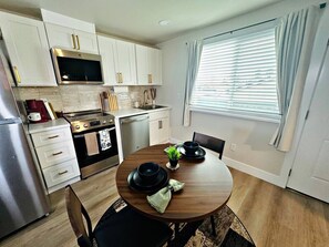 Private kitchen - Designer Luxe Studio | King Suite + Work Space (Sacramento)