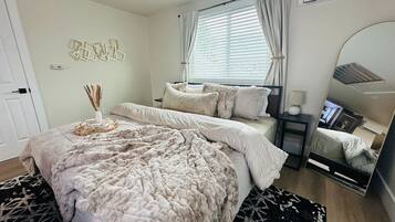 Desk, iron/ironing board, WiFi, bed sheets
