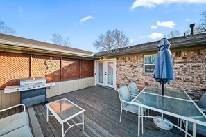 Outdoor dining - Work and Ride Downtown Edge 3BD Bentonville (Bentonville)