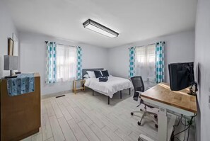 Iron/ironing board, WiFi, bed sheets - Work and Ride Downtown Edge 3BD Bentonville (Bentonville)