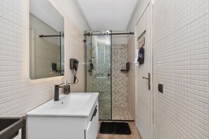 Shower, hair dryer, bidet, towels - Central 2BR Marrakech · A/C · Workspace · Parking (Marrakesh)