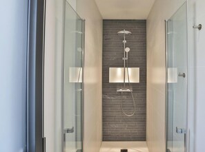 Dusche, Haartrockner, Handtücher