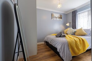 2 bedrooms, iron/ironing board, WiFi, bed sheets - Spacious 2 Bedroom House with Private Parking and Garden - London - Sleeps 4 (Dagenham)