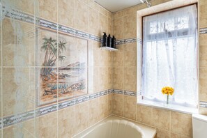 Haartrockner, Handtücher, Seife, Toilettenpapier