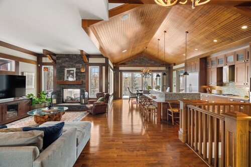Fortunato means "the fortunate one." This former Full House Lottery Dream Home has a private theatre, spa bathroom with soaker tub & heated towel drawer, a wine room, double sided fireplace & a full bar. Lodge luxury in Windermere.