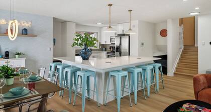 Renovated retreat in NE Edmonton with a hot tub, sauna, Pac-Man & Street Fighter arcade, home theater with projector & popcorn machine. 16 min to downtown, 8 min to Rundle Park golf. Built for families, friend groups & celebrations up to 13 guests.