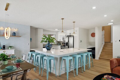 Renovated retreat in NE Edmonton with a sauna, Pac-Man & Street Fighter arcade, home theater with projector & popcorn machine. 16 min to downtown, 8 min to Rundle Park golf. Built for families, friend groups & celebrations up to 13 guests.