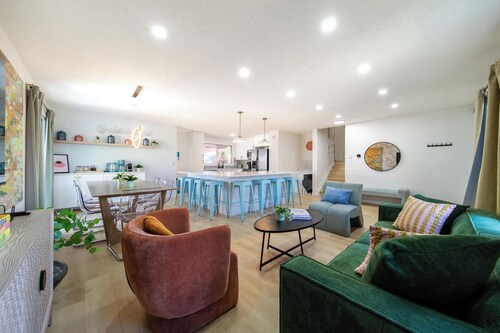 Older home in NE Edmonton with a renovated retro interior: hot tub, sauna, Pac-Man & Street Fighter arcade, home theater with projector & popcorn machine. 16 min to downtown, 8 min to Rundle Park golf. Pool closed for the season. Up to 12 guests.