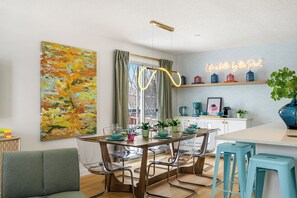 Dining - Renovated retreat in NE Edmonton with a hot tub, sauna, Pac-Man & Street Fighter arcade, home theater with projector & popcorn machine. 16 min to downtown, 8 min to Rundle Park golf. Built for families, friend groups & celebrations up to 13 guests. (Edmonton)