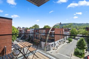 Outdoor dining - Spacious & Stylish Stay in the Heart of Plateau (Montreal)