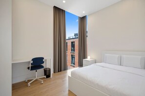 5 bedrooms, desk, iron/ironing board, WiFi - Spacious & Stylish Stay in the Heart of Plateau (Montreal)