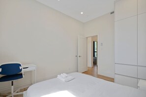 5 bedrooms, desk, iron/ironing board, WiFi - Spacious & Stylish Stay in the Heart of Plateau (Montreal)
