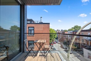 Outdoor dining - Spacious & Stylish Stay in the Heart of Plateau (Montreal)