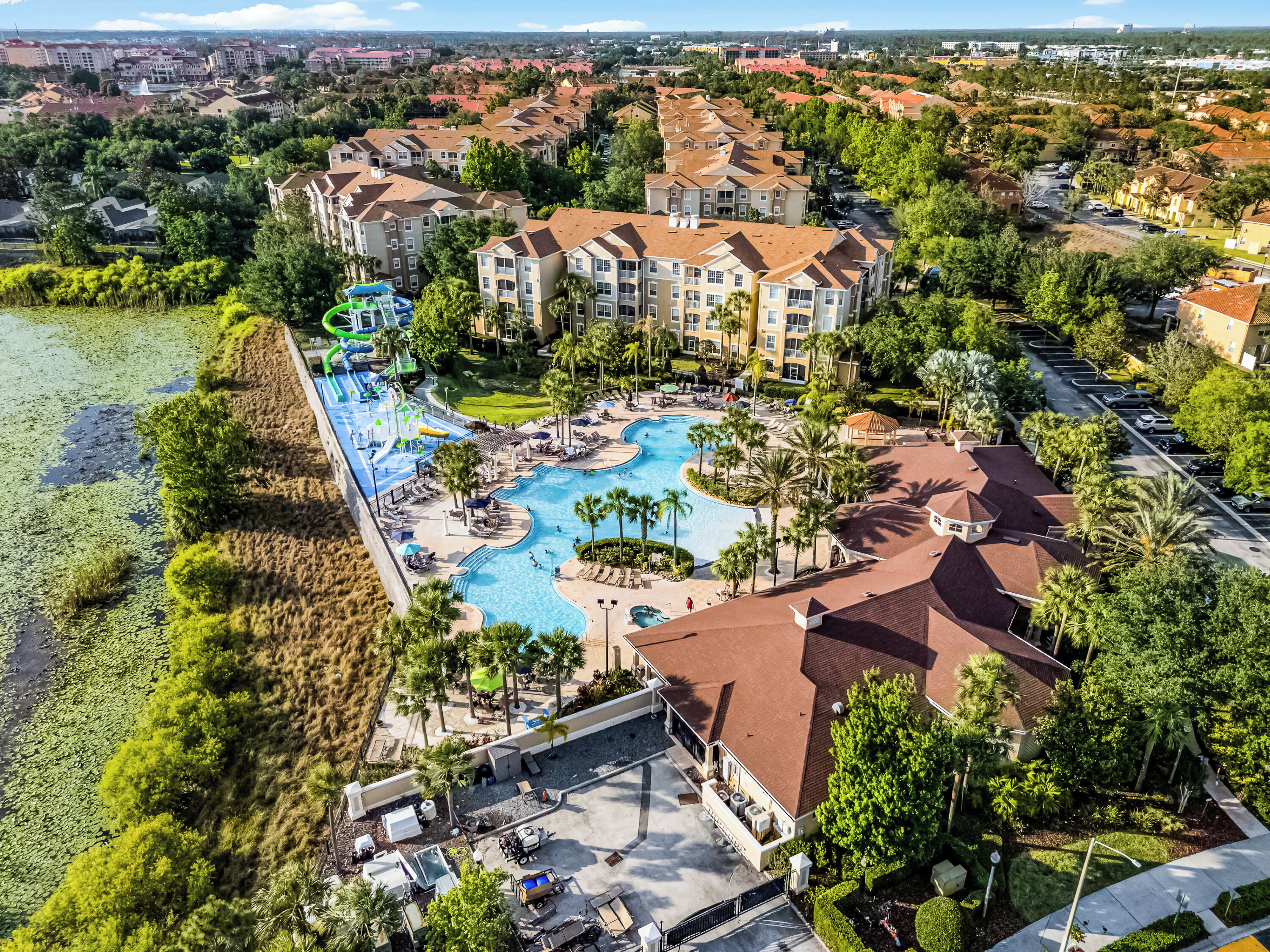 Ein Resort mit Schwimmbad, mehreren Gebäuden und einem Strandbereich.