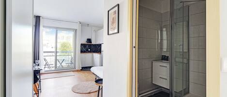 Apartment | Laptop workspace, iron/ironing board, bed sheets