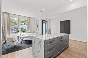 Lobby - Luxury 4-bedroom house in a family-friendly Houston neighborhood (Houston)
