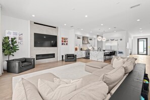 Living area - Luxury 4-bedroom house in a family-friendly Houston neighborhood (Houston)