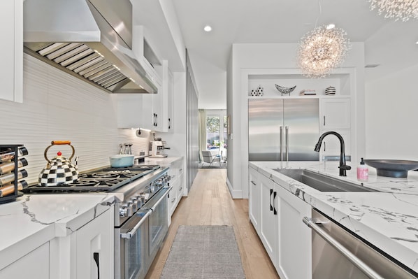 Private kitchen - Luxury 4-bedroom house in a family-friendly Houston neighborhood (Houston)