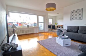 Living area - Family-friendly 4.5-room vacation apartment Bella WLAN included (Volkertshausen)