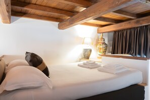 1 bedroom, iron/ironing board, WiFi, bed sheets - 'Reginella' Apartment with Wi-Fi and Air Conditioning (Roma)