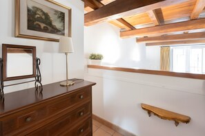 Interior - 'Reginella' Apartment with Wi-Fi and Air Conditioning (Roma)