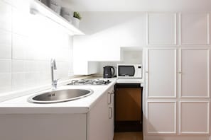 Fridge, microwave, stovetop, cookware/dishes/utensils - 'Reginella' Apartment with Wi-Fi and Air Conditioning (Roma)