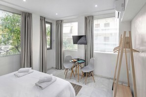 1 bedroom, travel cot, free WiFi, bed sheets - BES 4 - Bright Modern New Studio by GHH (Kesariani)