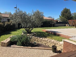 Property grounds - House with swimming-pool in Luberon (Lauris)