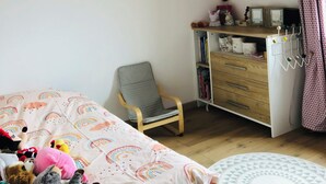 A child's bedroom with a bed, a chair, a desk, and a bookshelf. - House with swimming-pool in Luberon (Lauris)