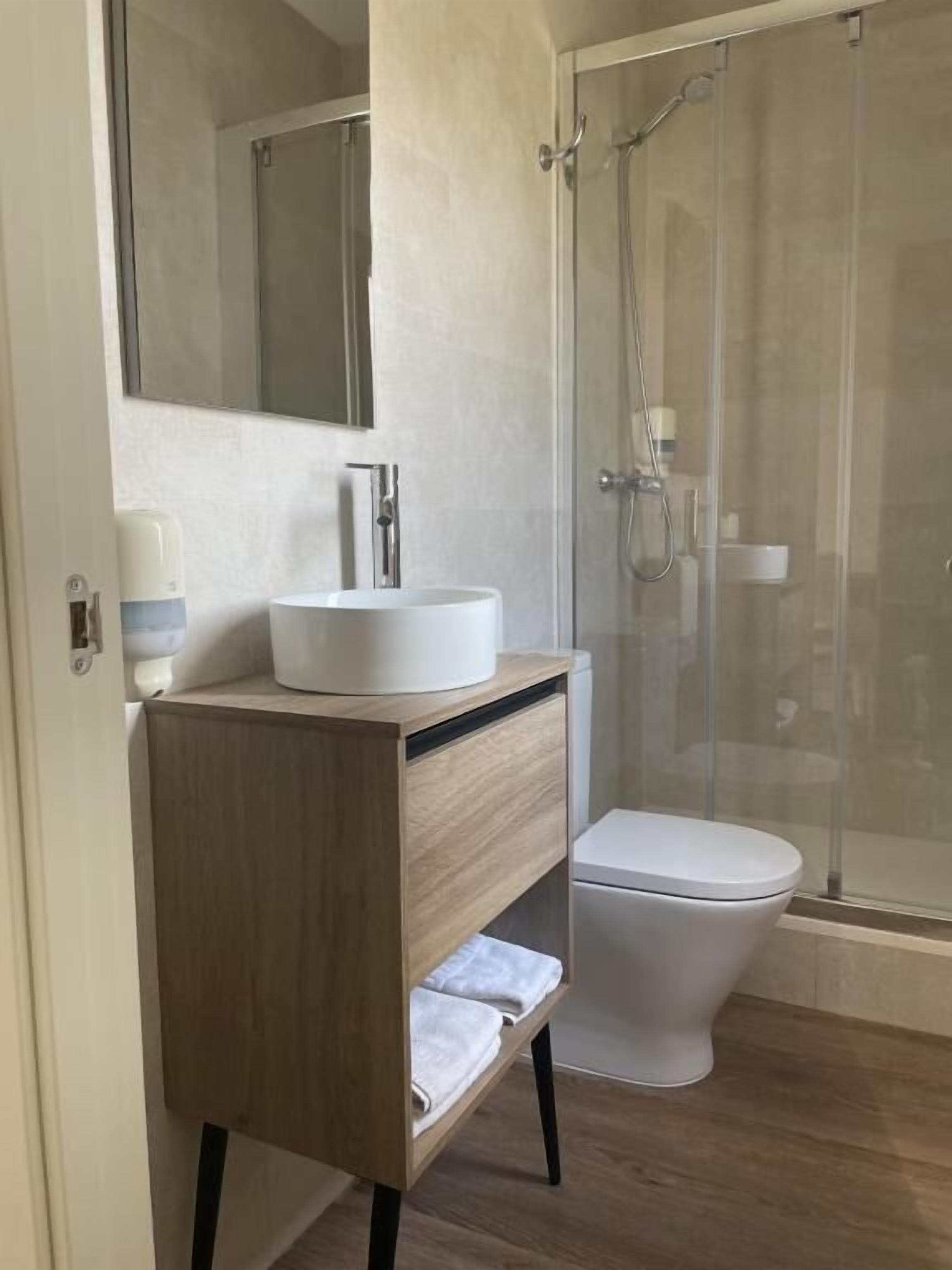 Standaard kamer, 1 twee- of 2 eenpersoonsbedden, balkon, uitzicht op bergen | Badkamer