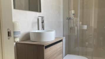 Standaard kamer, 1 twee- of 2 eenpersoonsbedden, balkon, uitzicht op bergen | Badkamer