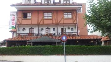 Standaard kamer, 1 twee- of 2 eenpersoonsbedden, balkon, uitzicht op bergen | Exterieur