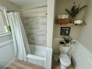 Bathroom - Hayward House- one block from Campus (Eugene)