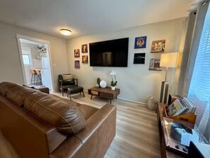 Living area - Hayward House- one block from Campus (Eugene)