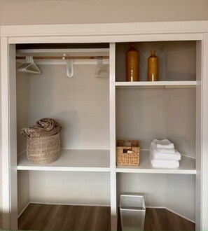 Interior - Hayward House- one block from Campus (Eugene)