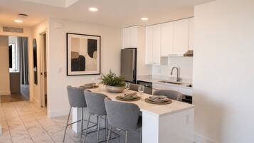 Suite Deluxe | Cocina privada | Refrigerador con congelador, microondas, horno y parrilla de estufa