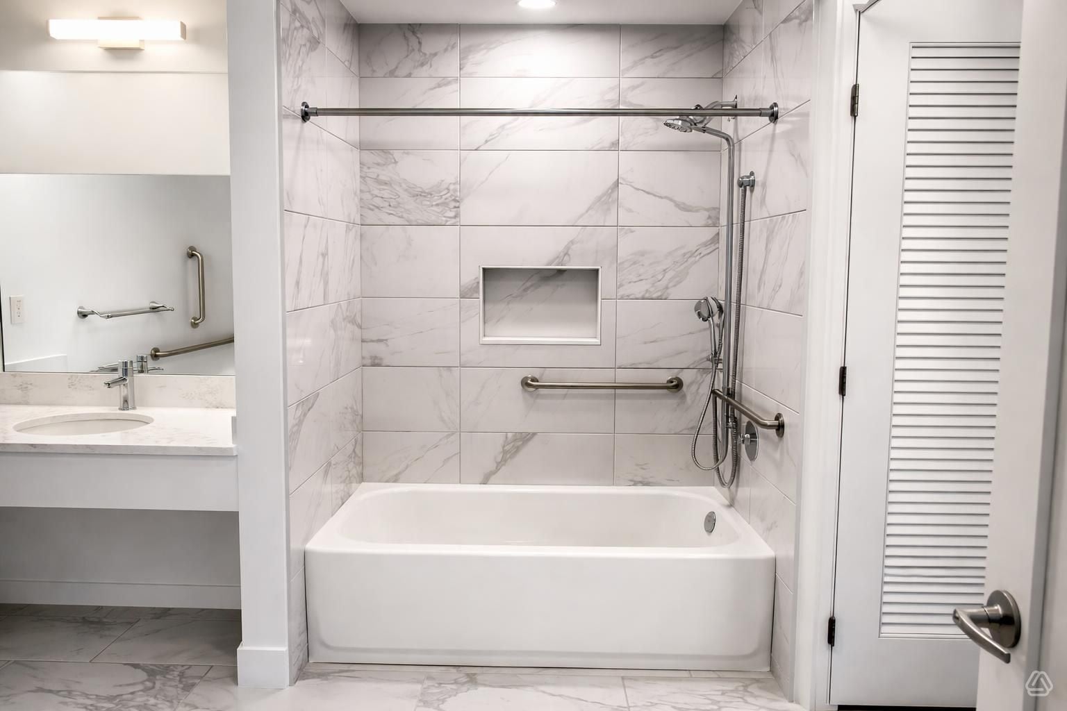 Suite Confort, acceso para personas con movilidad reducida | Baño | Secadora de cabello, toallas, jabón, shampoo 