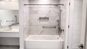 Suite Confort, acceso para personas con movilidad reducida | Baño | Secadora de cabello, toallas, jabón, shampoo