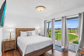 2 bedrooms, iron/ironing board, free WiFi, bed sheets - 🏖️Gulf Views - Pool - Across from Beach - Blue Surf 1🏖️ (Miramar Beach)